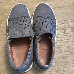 Gray suede shoe, size 7.5